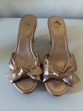 NWOT COACH “Karen” Rose Gold Bow Heels Size 9 Metallic Heels